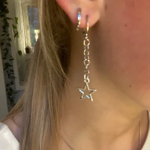 Silver örhänge - INTE ETT PAR, de är bara ETT örhänge jag har gjort de själv så därav priset