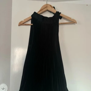 Svart blus - Mycket bra skick. Knytdetalj vid hals:)