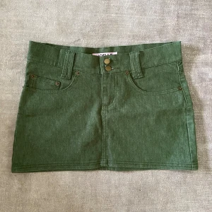 Grön Lågmidjad jeanskjol  - Supersnygga grön lågmidjad kjol från joelle som tyvärr var för liten för mig. Storlek 36 men kan passa mindre. Coola fickor. Priset är diskuterbart. Kolla gärna in mina andra annonser!!