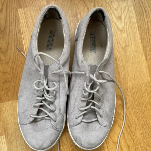 Sneakers - Säljs i befintligt skick men går nog att tvätta och så de finare. I beige/grå färg