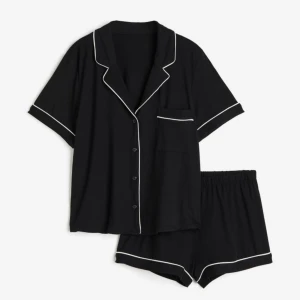 Pyjamas - Supersnyggt pyjamas sett! Säljer både shorts och tröja💗