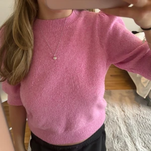 Kortärmad stickad tröja - Världens finaste tröja🩷 det är den mjukaste och finaste tröjan, verkligen!! Men kommer tyvärr inte längre till användning :/