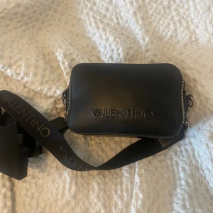 Valentino väska - Valentino väska med tjockt band. Dragkedjan har blivit lite missfärgad som man ser på de två sista bilderna men annars är den i superfint skick💓