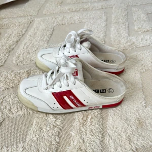 Sneakers - Säljer dessa skor som är köpta secondhand då de tyvärr inte kommer till användning! Har några defekter, skriv till mig om ni vill ha bild på det❤️