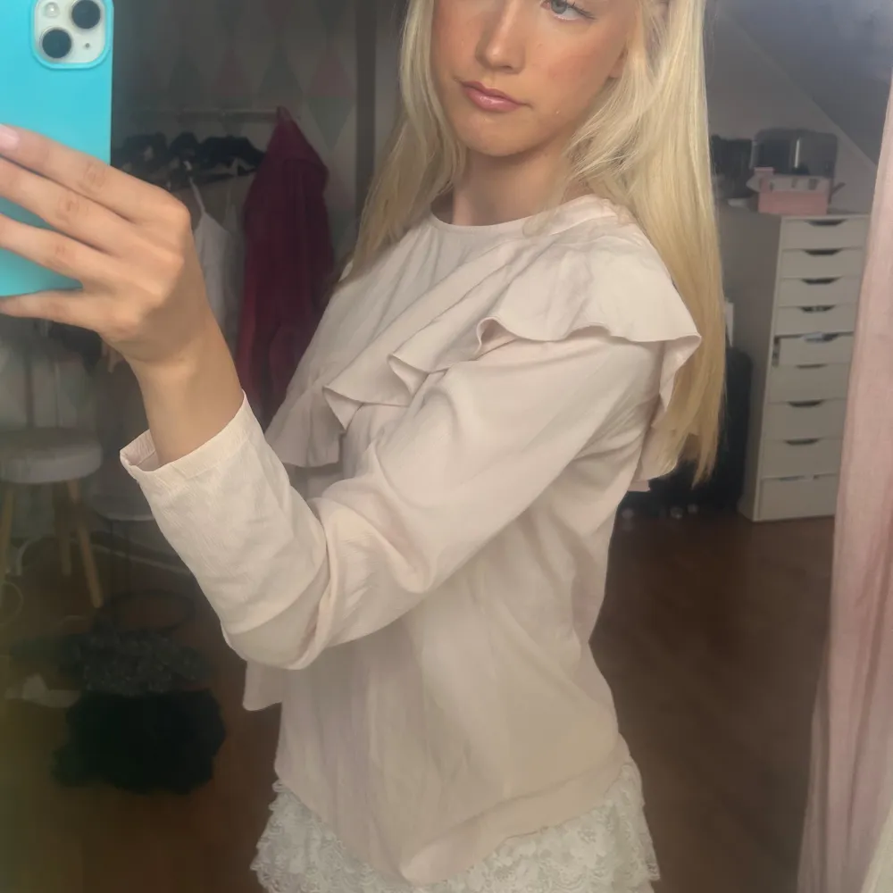 Jättefin blus perfekt till finare och vardags tillfällen💓💓. Puserot.
