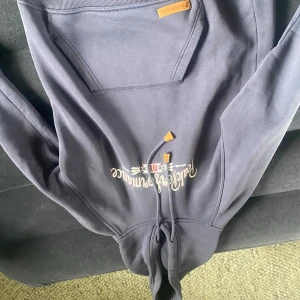 Peak performance hoodie - Peak performance hoodie endast prövad storlek xl i kvinnostorlek men passar som som m i herr