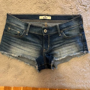 Lågmidjade jeans shorts - Säljer ett par jätte fina knappt använda lågmidjade jeans shorts som passar S-M. Midjemått 40 cm💓skriv till mig om du har mer frågor 