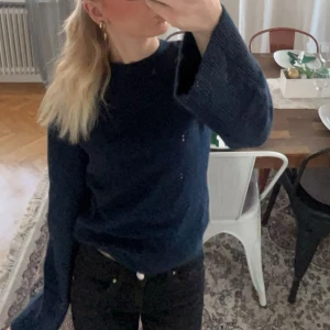 Stickad tröja - Mörkblå mysig stickad tröja💞lite nopprig men fint skick!