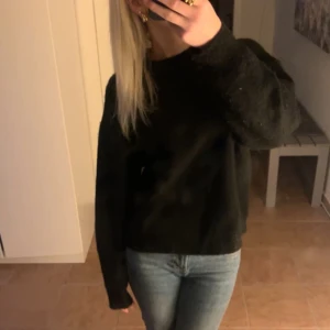 Stickat tröja - Svart stickad mysig tröja, lite nopprig men fint skick💞
