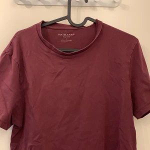Primark T-Shirt  - Storlek L  Passar även M & S  Skriv till mig för mer information!