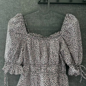 Jättefin blus!! - Jättefin blommig blus! Jätte bra skick, använd bara några fåtal gånger. Passar xxs-xs