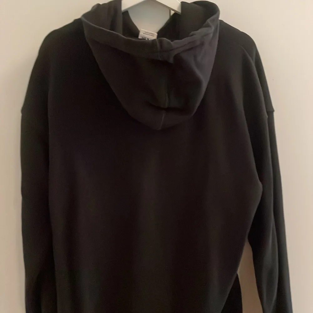 Unisex hoodie i storlek M från Zara. Använd ca 2 gånger, bra skick. Säljer då jag inte använder den längre.. Hoodies.