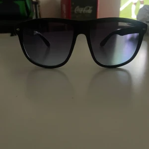Solglasögon - Solglasögon som är identiska till Rayban boyfriend och väldigt snygga och perfekta till sommarn. 