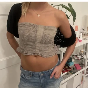 Zara tubtopp - Biege Tubtopp från zara säljer då den inte kommer till användning 