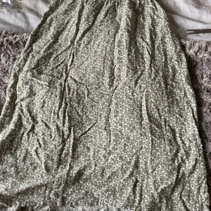 Blommig kjol!  - Söt sommrig blommig kjol ❤️ tror det är barn storlek men passar mig som har xs ungefär