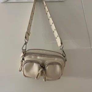 vit/beige väska - säljer den här jätte fina väskan som tyvärr inte kommer till användning!😊