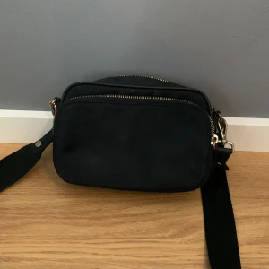 Väska - Svart väska från H&M, knappt blivit använd så fint skick💞
