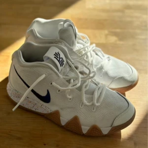 Ett par använda kyrie 4 Uncle drew som jag själv använde lite när jag var mindre dom är i bra form - Skick är en stark 9-10 för dom är lite använda ny pris 7000