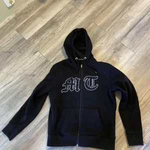 Tuttolente zip - En svart tuttolente zip från första droppet. Väldigt bra skick. Säljer den då jag knappt använder den längre.