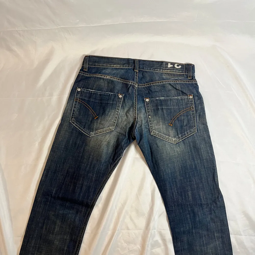 Cond: 8/10 Size: 33 Retail: 2999:- Vårt pris: 799:-. Jeans & Byxor.