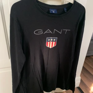 Gant tröja  - Tröja från Gant i strl M. Sitter snyggt oversize på mig med S. Annars passar den utmärkt på en kille med storlek M!
