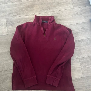 Ralp lauren half zip  - Fin Ralp lauren half zip tröja,9/10 i skick då dragkedjan är sönder men inget större problem!!!