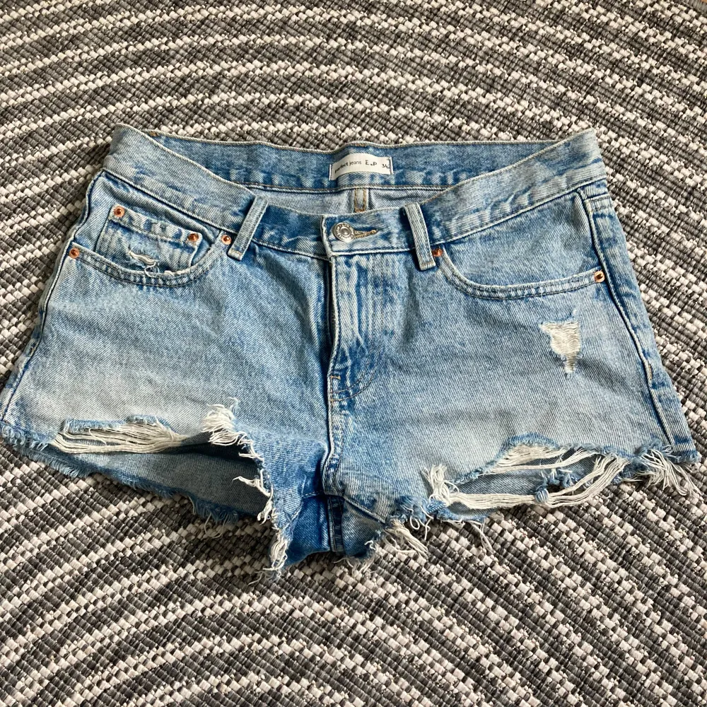 säljer dessa skitsnygga lågmidjade jeanshorts, slutsålda. storlek 34 som motsvarar xs. Shorts.