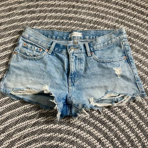Lågmidjade jeansshorts - säljer dessa skitsnygga lågmidjade jeanshorts, slutsålda. storlek 34 som motsvarar xs