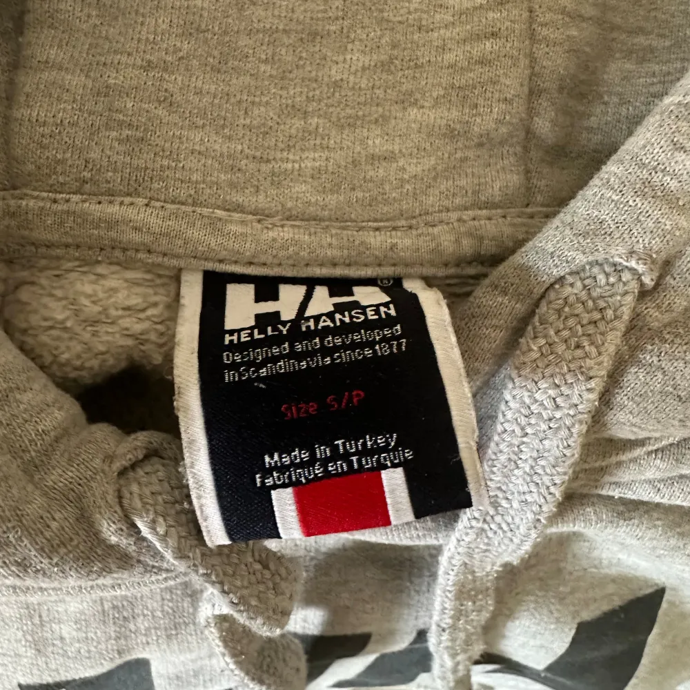 Helly Hansen hoodie i storlek S, finns nån liten fläck på den. Hoodies.