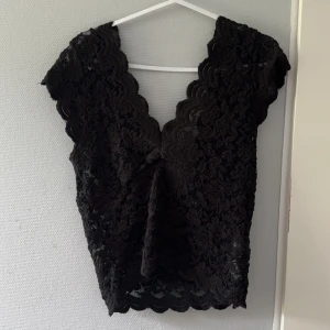 Spets topp  - Jätte fin topp från strandivarius❤️använd fåtal gånger ❤️