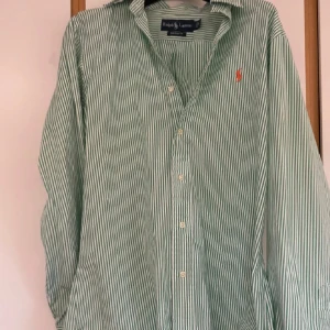 Randig Ralph lauren skjorta i nyskick - Randig Ralph lauren skjorta i nyskick