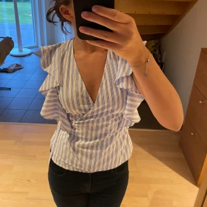 Neo noir topp - Säljer denna toppen från neo noir som man knyter själv i sidan, st 36  Köparn står för frakt🥰