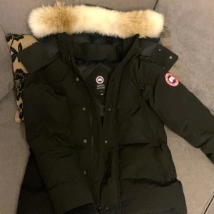 Canada Goose jacka - Hej! säljer min canda goose jacka använd bara några gånger inga skador på jackan säljer pga vinter och kommer bo utomlands 