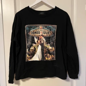 Romeo & Juliet långärmad tröja - Använd men fint skick