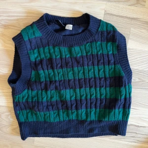 Stickad top - Väst från HM. Randig. 