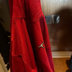 Jordan brookylyn fleece mjukisbyxor och pullover hoodie - Bra skick, använda men väl vårdade både byxor och hoodie. Köpt i Nikes egen butik i Mall of Scandinavia