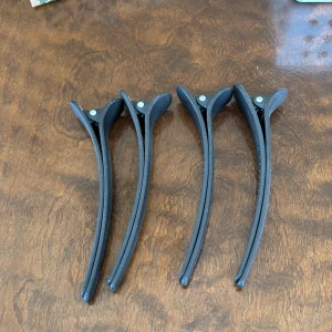 4st hårklämmor  - (Lite repiga och färgen är lite borta) 4st svarta hårklämmor eller hårklämmor till frisör