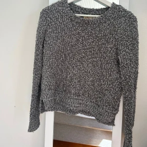 Stickad tröja - Fin stickad tröja, köpt på sellpy i andrahand, men kommer ifrån hollister. Inga defekter.