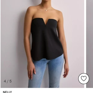 Svart topp - Säljer denna svarta topp från Nelly som är använd en gång. Säljer står för frakten!
