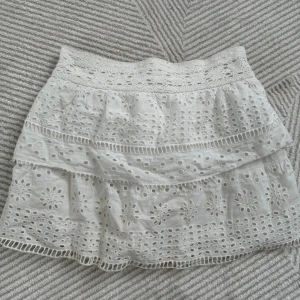 Vit kjol  - Så snygg vit kjol från zara barnavdelning i storlek 152 men väldigt stretchig😇😇passar xs-m