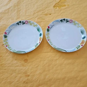 Två Mattallrikar Kulinara Rörstrand 23 cm stora. - Helt nya och oanvända Mattallrikar Kulinara Rörstrand 23 cm stora.Nyskick.