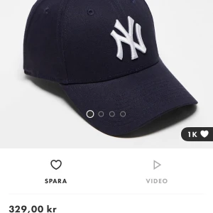 New era keps blå - Vill du ha en mörkblå helt ny oanvänd new era keps? Åkte på semester och returtiden löpte ut. 