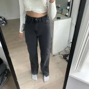 Helt nya oanvända jeans med lappen kvar, raka ben och högmidjade🌸