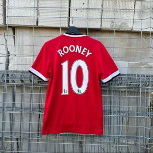 Manchester United x Nike Retro Fotbollströja ROONEY 10 2014/15 - Retro Manchester United Fotbollströja med Rooney på ryggen, 9/10 kvalitet, storlek S, passar också M. Exklusiv tröja som jag vill få bort för ett billigt pris. DM för mer info!