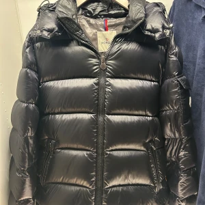 Moncler maya - Säljer min jacka då den inte kommer till andvändning, inga skador/fläckar skick 9/10   Nfc/scan fungerar utan problem  Storlek 4