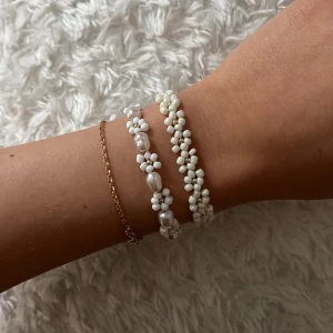 Pärlarmband  - Såå fina inför sommaren, pris på armband mellan 28-40kr, fråga om ett enskilt armband💕 Säljer även örhängena 100kr styck i 14k guldplätering (finns även i silver) vid intresse av något kontakta mig💕💕 VID KÖP AV 4 ARMBAND FRI FRAKT📦