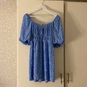 Bikbok klänning - Klänning från bikbok i strl S, gullig snörning ovanför brösten. Änvänd ca 5 gånger, nypris är 200kr.  (Normal i storlek) med stretchigt material.