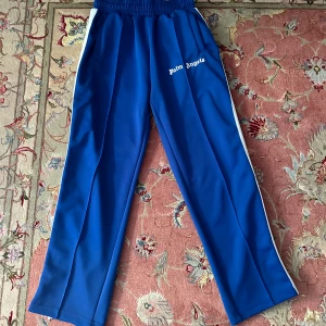 Palm angels track suit byxor - Säljer dessa feta Palm angels byxorna. Storlek M köpta på Plick därför vet jag inte om dem är äkta. Inga defekter osv. Tveka inte att skriva!😁