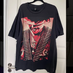 T-shirt med tryck - Ashäftig oversized t-shirt med tryck köpt på pop Stockholm från märket obey. Jag har aldrig använt den. Nypris 400.<3
