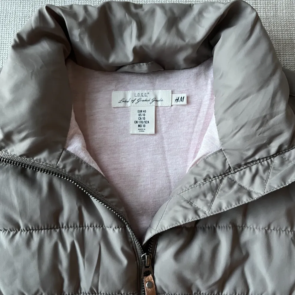 En snygg väst från H&M Logg som använts mycket men är väl omhändertagen. Den har inga defekter förutom att den är lite nopprig längst ner men inget som märks! Står storlek 40 men är mer som 38 (M). Ljusrosa på insidan. Skriv gärna om ni har några frågor!!. Takit.